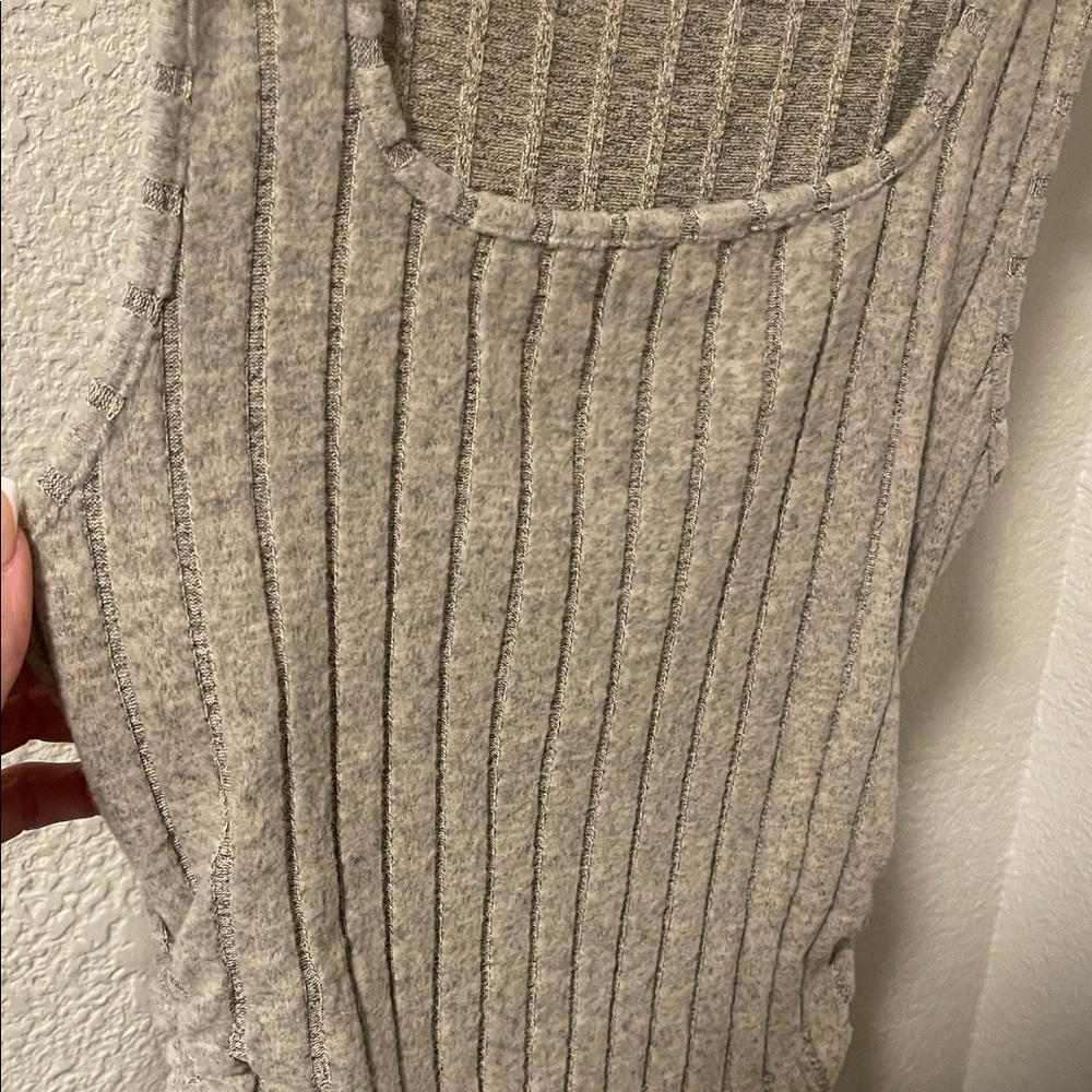 Stylish Gray Ribbed Tank Top - Picture 3 of 5